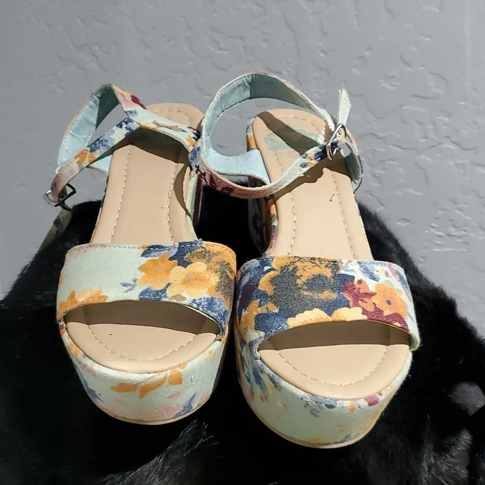 FLORAL ROLLERCOASTERS PLATFORM CHUNKY SANDALS SIZE 7.5 ROMANTIC DAINTY